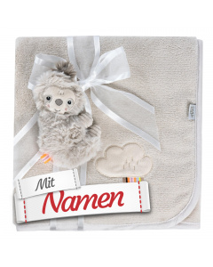 Geschenk zur Geburt: Fehn Kuscheldecke Faultier mit Namen bestickt – Schmusedecke als Babygeschenk für Junge und Mädchen