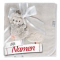 Geschenk zur Geburt: Fehn Kuscheldecke Faultier mit Namen bestickt – Schmusedecke als Babygeschenk für Junge und Mädchen